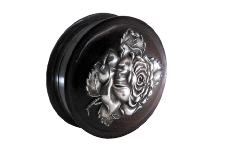 Caixa em pau-santo em formato circular com aplicação de prata em forma de flor.